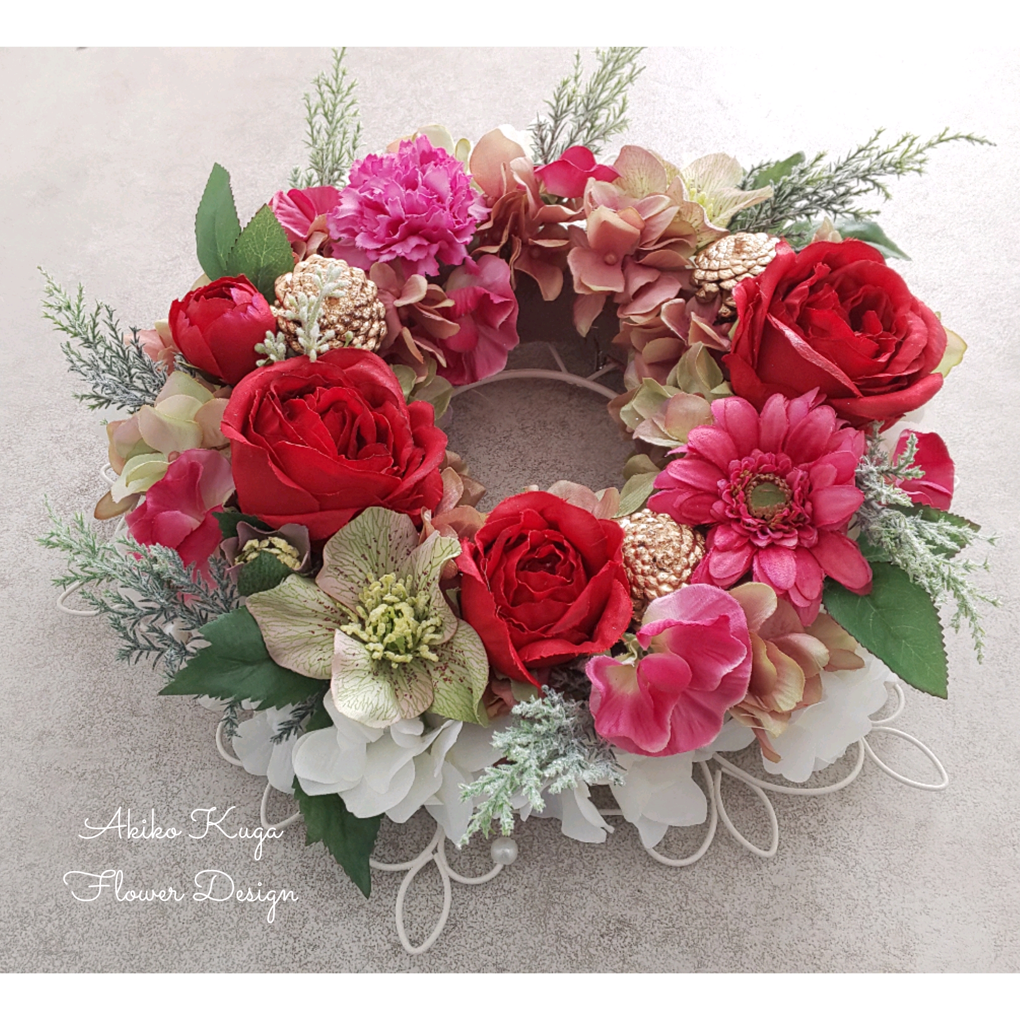 超早割2022ハートのオーナメント付きパールワイヤーのエレガントクリスマスリース