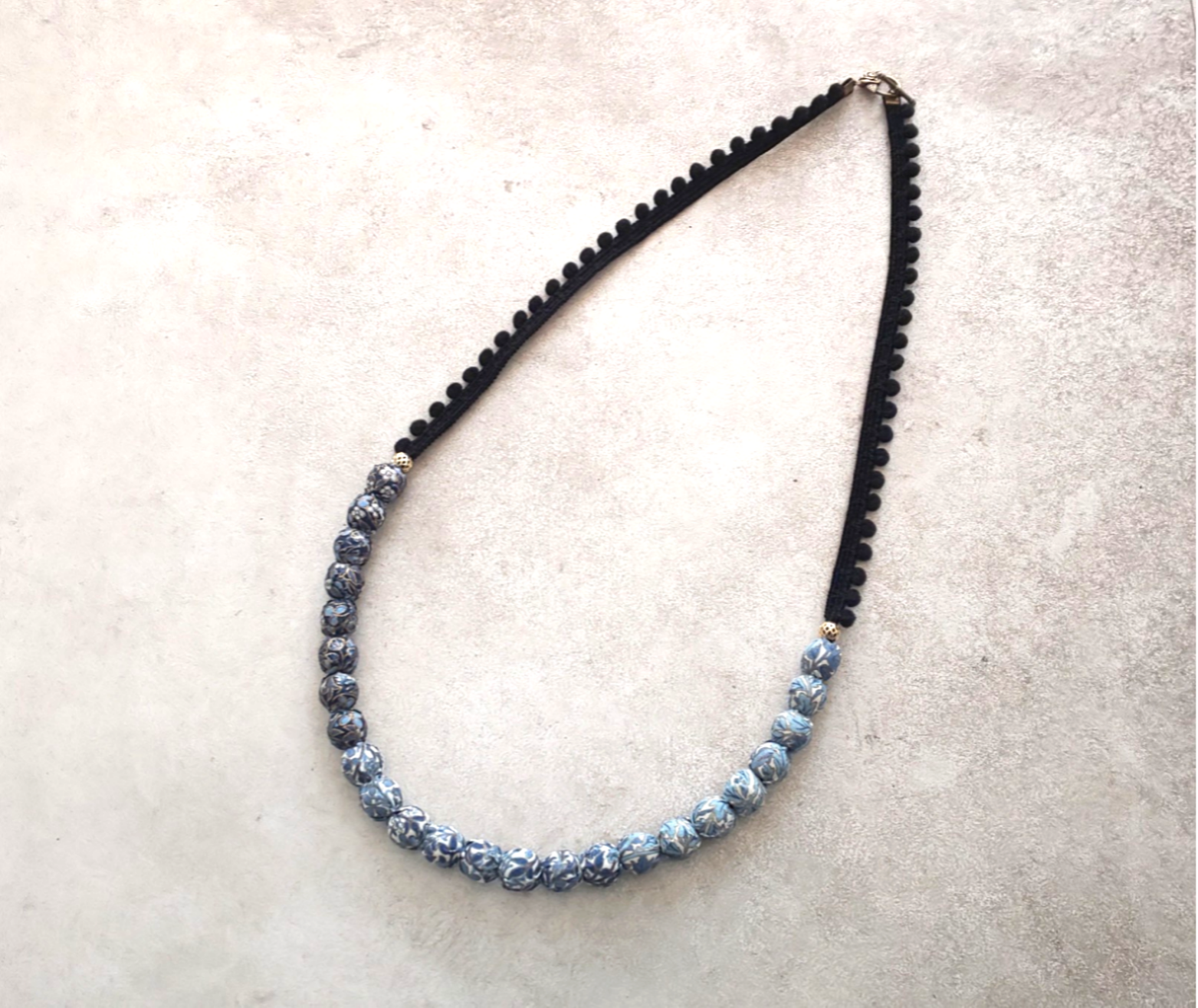 メタリックブルー柄グラデーションとブラックボンボンブレードの4wayネックレス