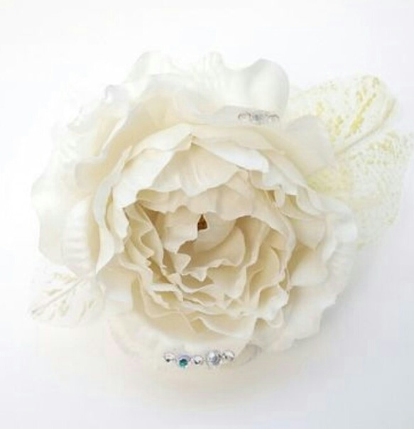 白いバラのコサージュ 3枚目の画像