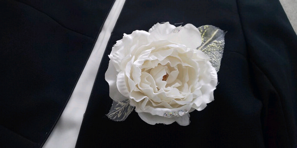 白いバラのコサージュ 7枚目の画像