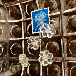 英国で出会った♪ ガラス製 ぷっくりとした小さなお花のヴィンテージボタン ２個セット φ11mm 2枚目の画像
