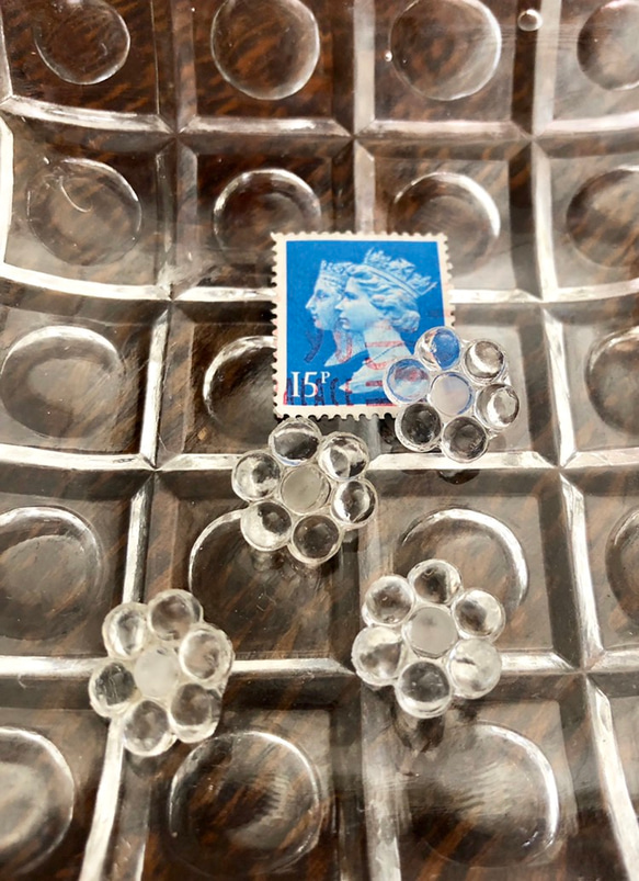 英国で出会った♪ ガラス製 ぷっくりとした小さなお花のヴィンテージボタン ２個セット φ11mm 3枚目の画像