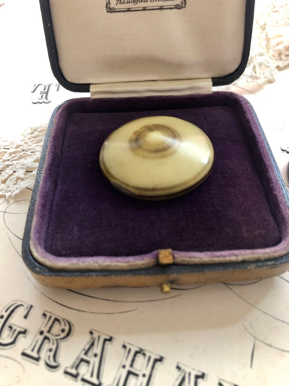 英国で出会った♪ アンティークボタン ベークライト製の大きな 円錐ボタン φ36ｍｍ ハンドペイント 7枚目の画像