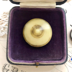 英国で出会った♪ アンティークボタン ベークライト製の大きな 円錐ボタン φ36ｍｍ ハンドペイント 6枚目の画像