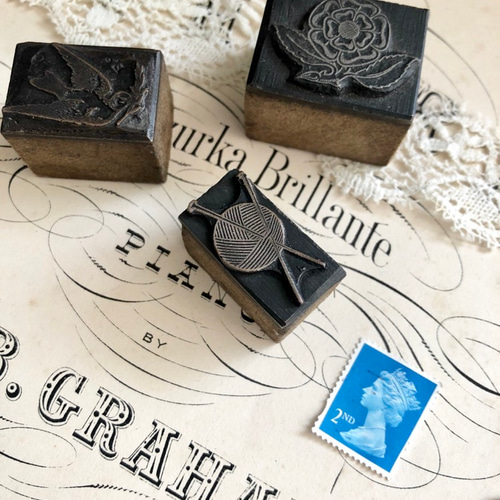 英国買い付け♪メタル製スタンプ 毛糸玉と編み針/ニッティング/ 編み物