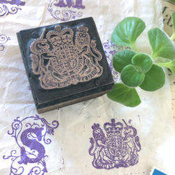 再販）英国買い付け♪メタル製スタンプ 英国の紋章のデザイン/獅子とユニコーンと王冠 1枚目の画像