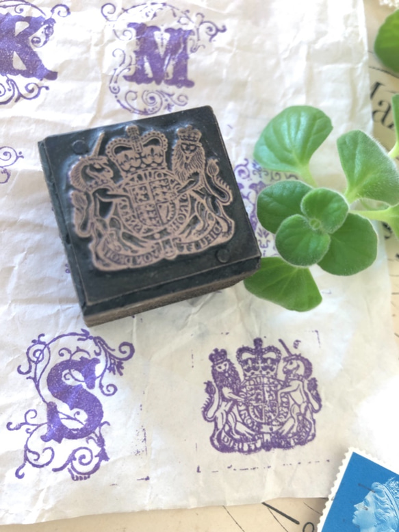 再販）英国買い付け♪メタル製スタンプ 英国の紋章のデザイン/獅子とユニコーンと王冠 1枚目の画像
