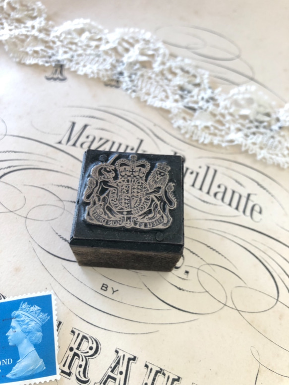 再販）英国買い付け♪メタル製スタンプ 英国の紋章のデザイン/獅子とユニコーンと王冠 3枚目の画像