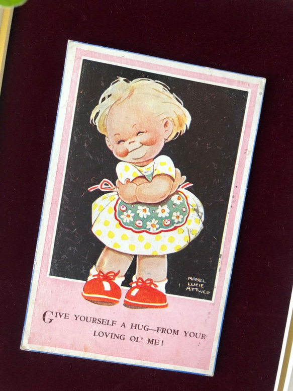 英国で出会った♪ 1946年消印入り アンティークのポストカード ハグの女の子 by マーベル・ルーシー・アトウェル 2枚目の画像