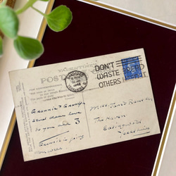 英国で出会った♪ 1946年消印入り アンティークのポストカード ハグの女の子 by マーベル・ルーシー・アトウェル 5枚目の画像