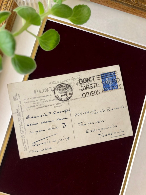 英国で出会った♪ 1946年消印入り アンティークのポストカード ハグの女の子 by マーベル・ルーシー・アトウェル 5枚目の画像