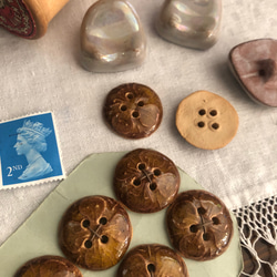 英国で出会った♪ ヴィンテージ ボタン ハンドメイド　陶器のボタン/フラワーモチーフ 13枚目の画像