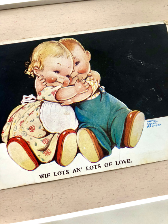 英国で出会った♪ 1935年消印入り ハグするふたりのポストカード  byマーベル・ルーシー・アトウェル 2枚目の画像
