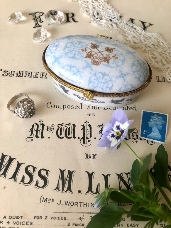 バラ装飾の陶器ホワイトアクセサリーケース バラ装飾の陶器ホワイトアクセサリーケース