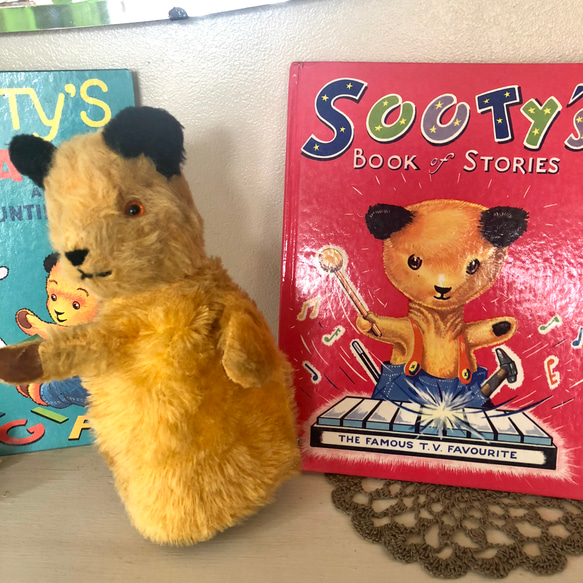 英国で出会った♪ 1960年代 Sooty くまのスーティーの大型絵本/アリスのティーパーティー 2枚目の画像