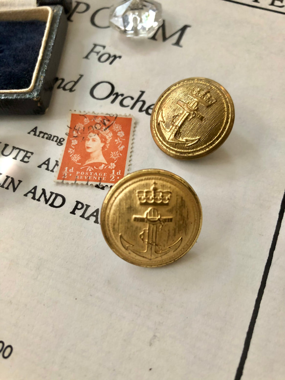 英国で出会った♪イギリス アンティークボタン 2個セット 真鍮製  王冠とアンカー/イカリ 1枚目の画像
