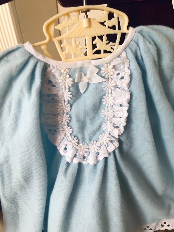 英国で出会った♪ヴィンテージ 水色のふわふわのベビー服　1960-1970年代頃/ベビーブルー色 6枚目の画像