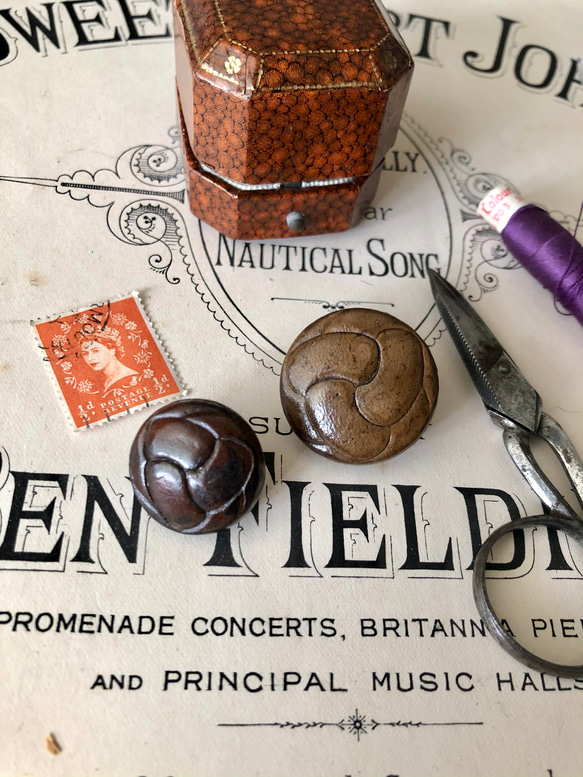 英国で出会った♪アンティーク ボタン φ26ｍｍ　本革＋メタル製　リアルレザー /カーキ色 9枚目の画像