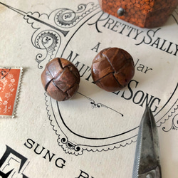 英国で出会った♪アンティーク ボタン 2個セット φ18ｍｍ 本革＋メタル製　リアルレザー /チョコレート色 2枚目の画像