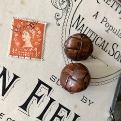 英国で出会った♪アンティーク ボタン 2個セット φ18ｍｍ 本革＋メタル製　リアルレザー /チョコレート色 3枚目の画像