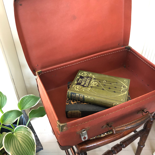 アンティークの材料でデコパージュしたトランク