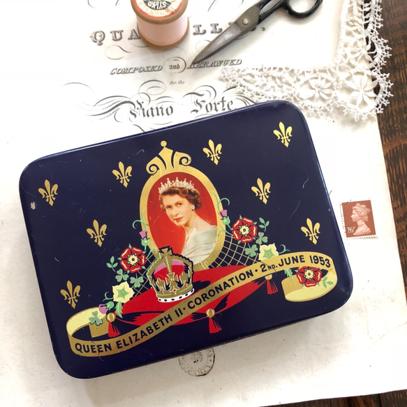 エリザベス女王　戴冠式(1953年)記念缶 1953 Cadbury's Elizabeth II Coronation Tin / エリザベス女王