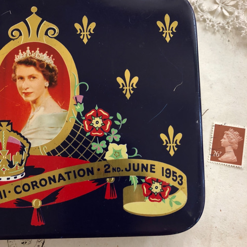英国で出会った♪ 1953年製エリザベス女王の即位記念のお菓子缶