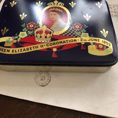英国で出会った♪ 1953年製エリザベス女王の即位記念のお菓子缶 ギフト