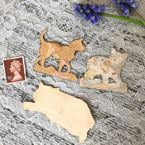 英国アンティーク ヴィクトリアン 猫と犬のクロモス 3枚セット カード