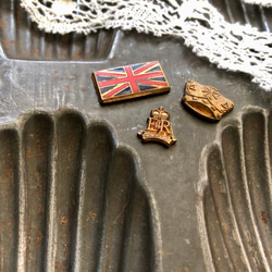 英国で出会った♪ ヴィンテージ メタル製 ミニパーツ３個セット/英国旗&王冠&エリザベス女王マーク 2枚目の画像