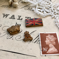 英国で出会った♪ ヴィンテージ メタル製 ミニパーツ３個セット/英国旗&王冠&エリザベス女王マーク 5枚目の画像