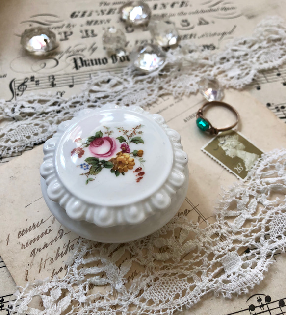 ヴィンテージファッションボックス ホワイトエナメル Zi-alloy メタル