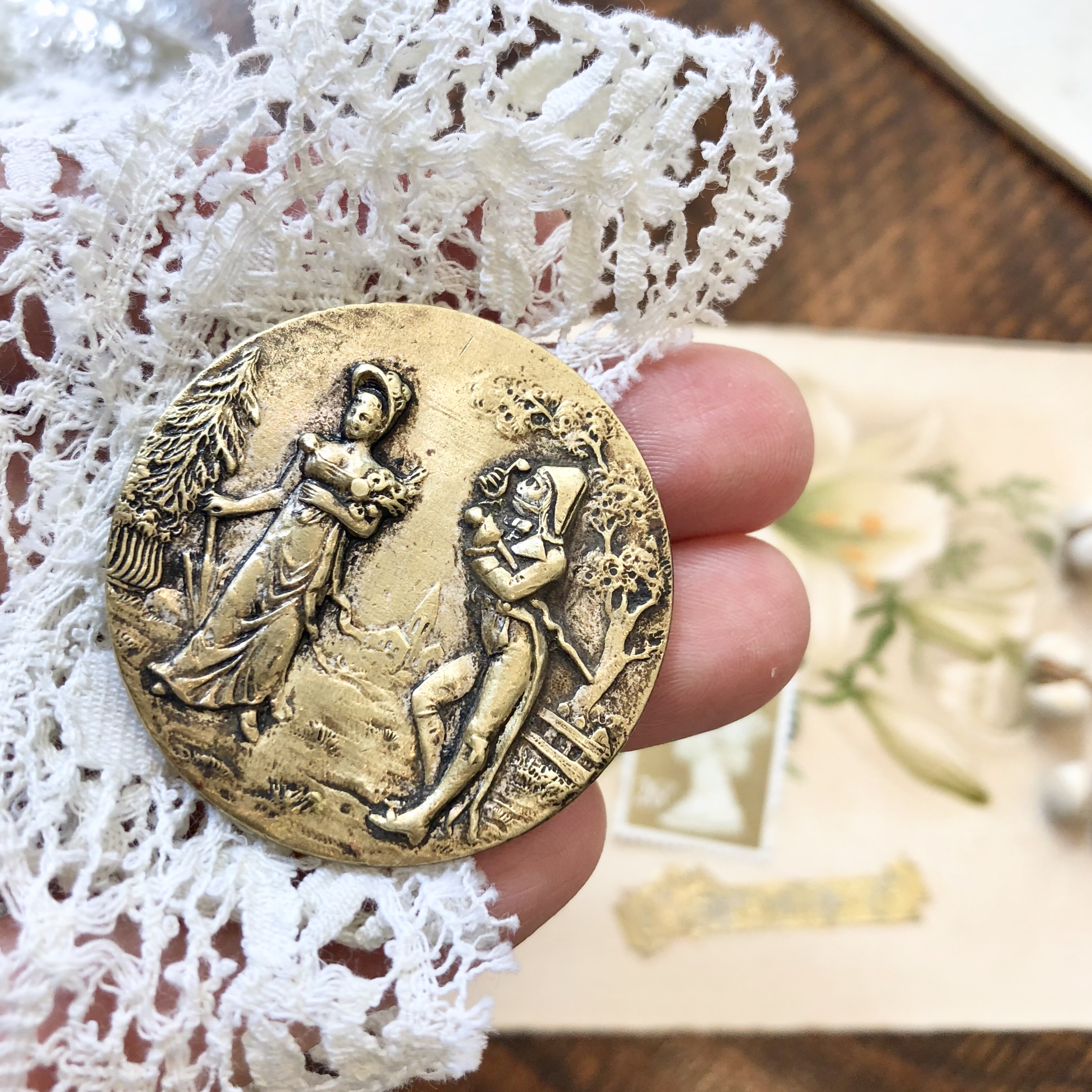 英国で出会った♪アンティーク 19世紀の大きなピクチャーボタン