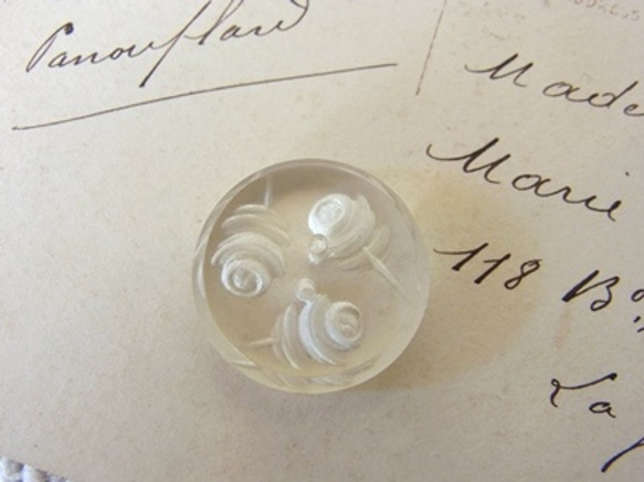 英国で出会った　ルーサイトの透かし薔薇のアンティークボタン 1枚目の画像