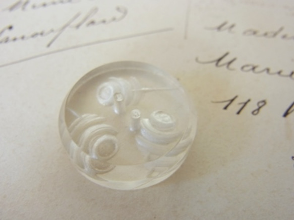 英国で出会った　ルーサイトの透かし薔薇のアンティークボタン 5枚目の画像