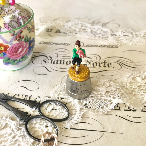 笛吹少年の置物