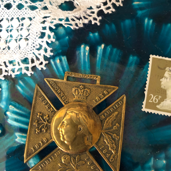 英国で出会った♪アンティーク 1887年ヴィクトリア女王のゴールデンジュビリー記念メダル　真鍮 紋章 8枚目の画像