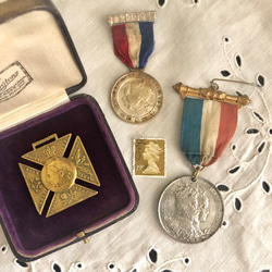 英国で出会った♪アンティーク 1887年ヴィクトリア女王のゴールデンジュビリー記念メダル　真鍮 紋章 9枚目の画像