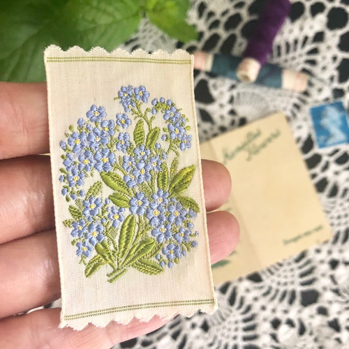 英国で出会った♪アンティークの刺繍のシルク製タグ 勿忘草