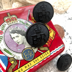 再販）英国で出会った♪ ヴィンテージ  英国の紋章ボタンC エリザベス女王 ERⅡ/王冠/英国王室 ブラック 24ｍｍ 2枚目の画像