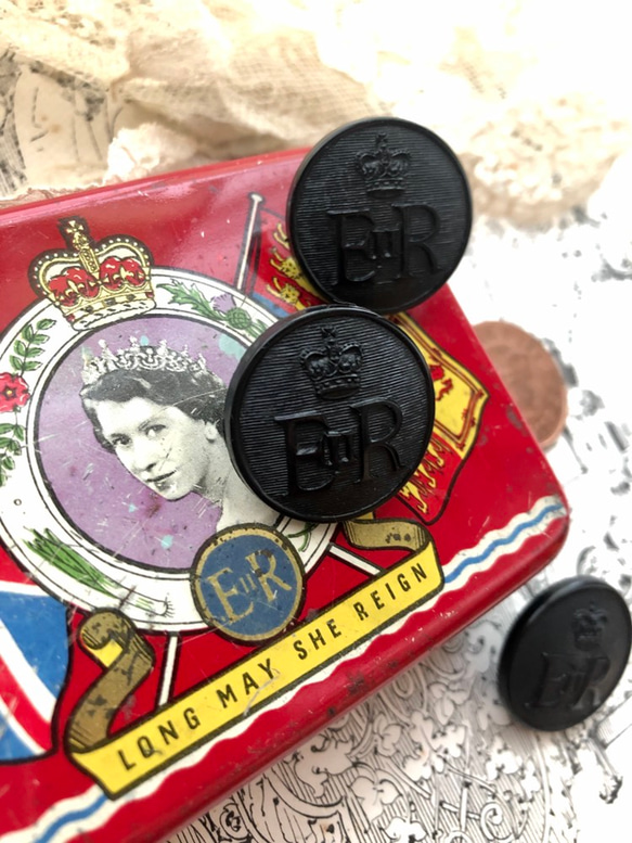再販）英国で出会った♪ ヴィンテージ  英国の紋章ボタンC エリザベス女王 ERⅡ/王冠/英国王室 ブラック 24ｍｍ 2枚目の画像