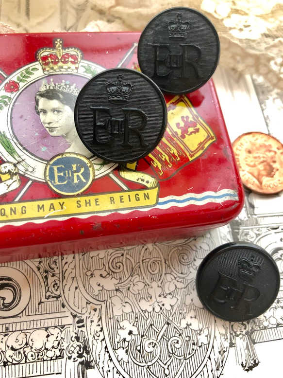 再販）英国で出会った♪ ヴィンテージ  英国の紋章ボタンC エリザベス女王 ERⅡ/王冠/英国王室 ブラック 24ｍｍ 3枚目の画像