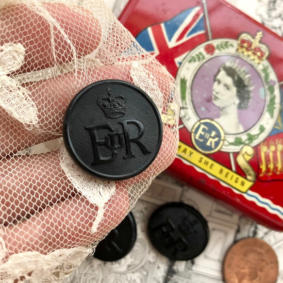 再販）英国で出会った♪ ヴィンテージ  英国の紋章ボタンC エリザベス女王 ERⅡ/王冠/英国王室 ブラック 24ｍｍ 1枚目の画像