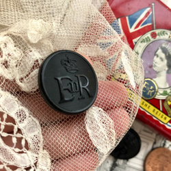 再販）英国で出会った♪ ヴィンテージ  英国の紋章ボタンC エリザベス女王 ERⅡ/王冠/英国王室 ブラック 24ｍｍ 7枚目の画像
