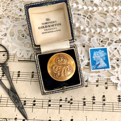 英国で出会った♪ アンティーク ジョージ5世の紋章 真鍮ボタンA /王冠/英国王室 24ｍｍ 2枚目の画像