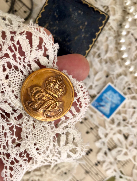 英国で出会った♪ アンティーク ジョージ5世の紋章 真鍮ボタンA /王冠/英国王室 24ｍｍ 5枚目の画像