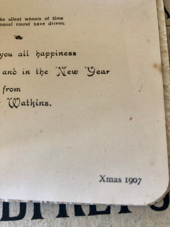 英国で出会った♪ アンティーク 1907年製 赤いリボンのグリーティングカード ファミリーと猫 8枚目の画像