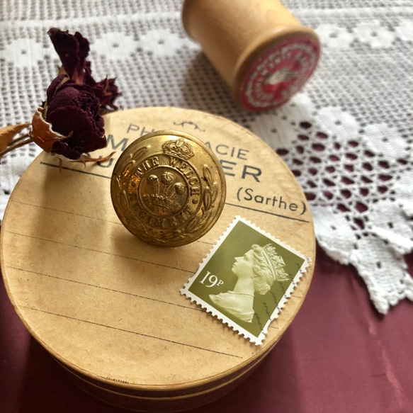 英国で出会った♪ アンティーク 紋章の真鍮ボタン E /王冠とウェールズ紋/英国王室 26ｍｍ 2枚目の画像