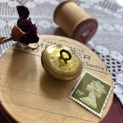 英国で出会った♪ アンティーク 紋章の真鍮ボタン E /王冠とウェールズ紋/英国王室 26ｍｍ 8枚目の画像