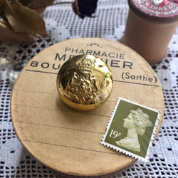 英国で出会った♪ アンティーク 紋章のメタルボタン H /王冠とバラ チューダーローズ/英国王室 26ｍｍ 2枚目の画像